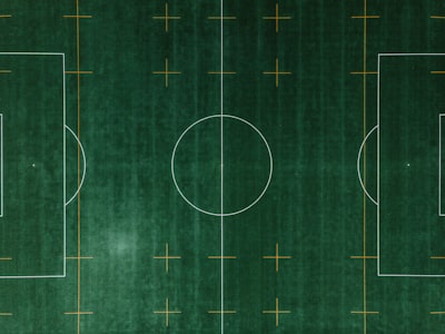 نادي ليفربول لكرة القدم: تاريخ عريق وشغف لا ينتهي  ليفربول هو أحد أكثر الأندية شهرة وتأثيراً في عالم كرة القدم. تأسس النادي في عام 1892، ويقع مقره في مدينة ليفربول الإنجليزية، حيث يشكل جزءاً أساسياً من هوية المدينة وثقافتها. على مر السنين، بنى النادي إرثاً رياضياً مليئاً بالإنجازات الكبيرة واللحظات التاريخية التي جعلت منه أحد العلامات البارزة في الرياضة العالمية.